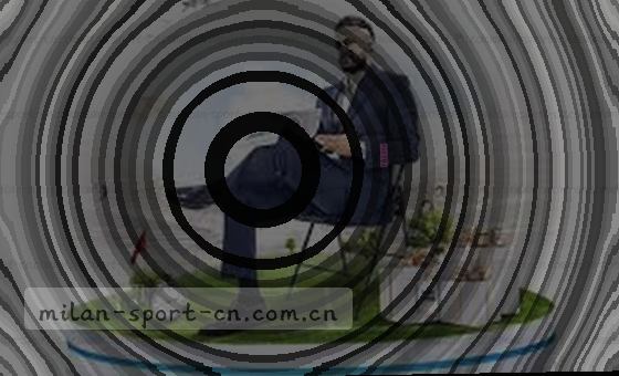 女童举手投票，画面明亮